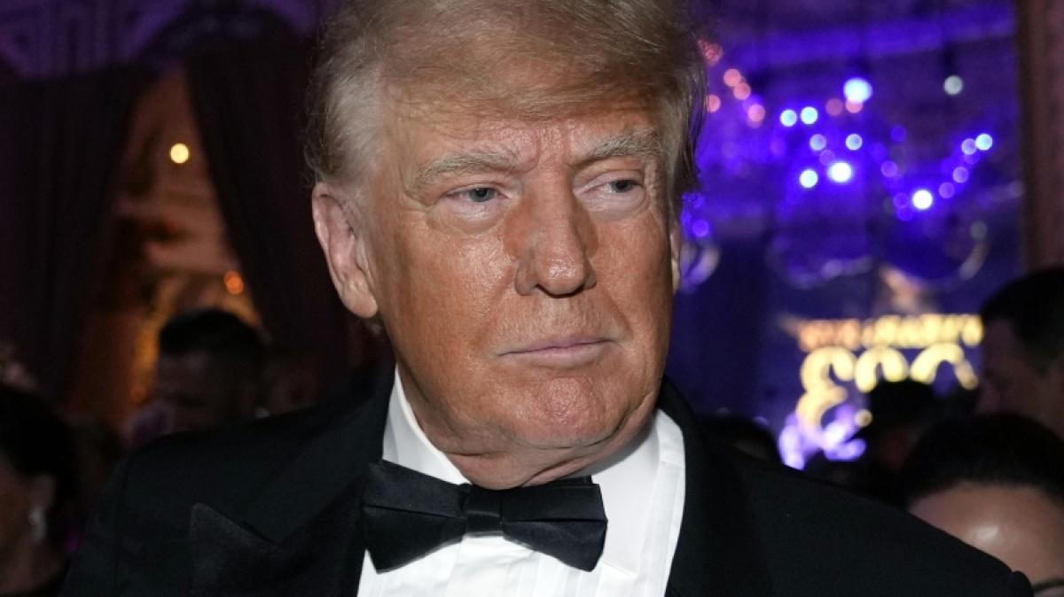 Donald Trump streckt Joe Biden die Zunge raus. (Foto)