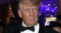 Donald Trump streckt Joe Biden die Zunge raus.