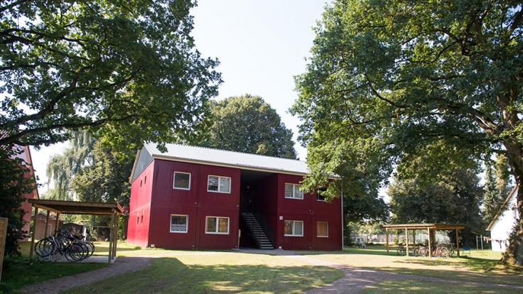 Bei Razzien in Flüchtlingsunterkünften in Schleswig-Holstein und Niedersachsen wurden drei Syrer wegen Terrorverdachts festgenommen.
