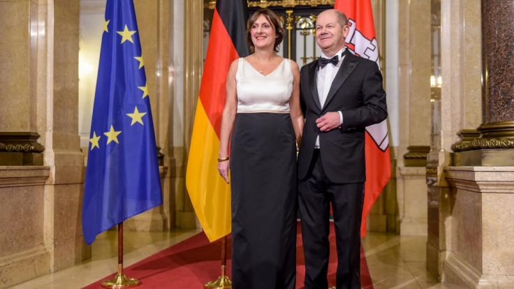 Olaf Scholz und seine Ehefrau Britta Ernst warten im Hamburger Rathaus, vor dem Beginn des Matthiae Mahl, auf die Ehrengäste (2018).