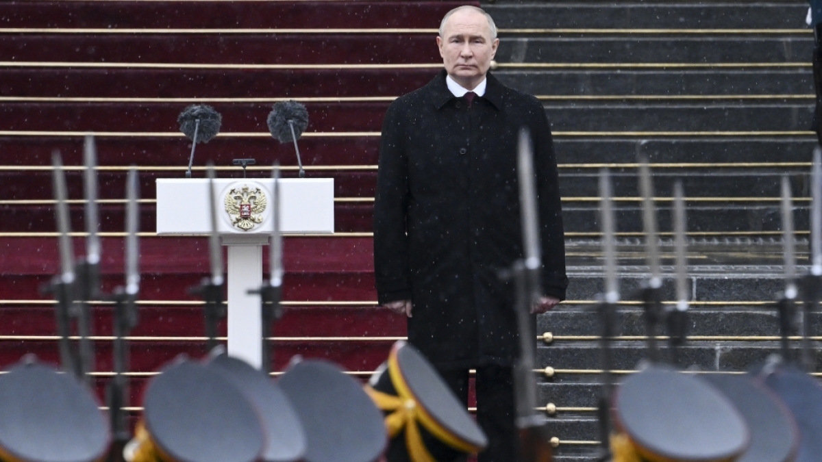 Wladimir Putin, Pr&auml;sident von Russland, schaut auf die Ehrengarde des Pr&auml;sidentenregiments nach seiner Amtseinf&uuml;hrung im Kreml. (Foto)
