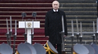 Wladimir Putin, Präsident von Russland, schaut auf die Ehrengarde des Präsidentenregiments nach seiner Amtseinführung im Kreml.