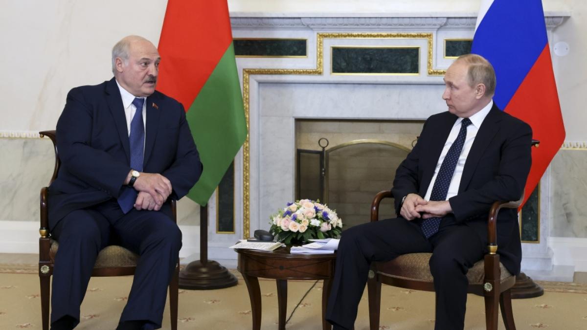 Zwischen den Truppen von Belarus-Diktator Alexander Lukaschenko (l.) und von Wladimir Putin hat es eine wilde Schl&auml;gerei gegeben. (Foto)