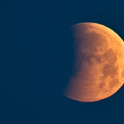 Unheilvoller Blutmond am Himmel