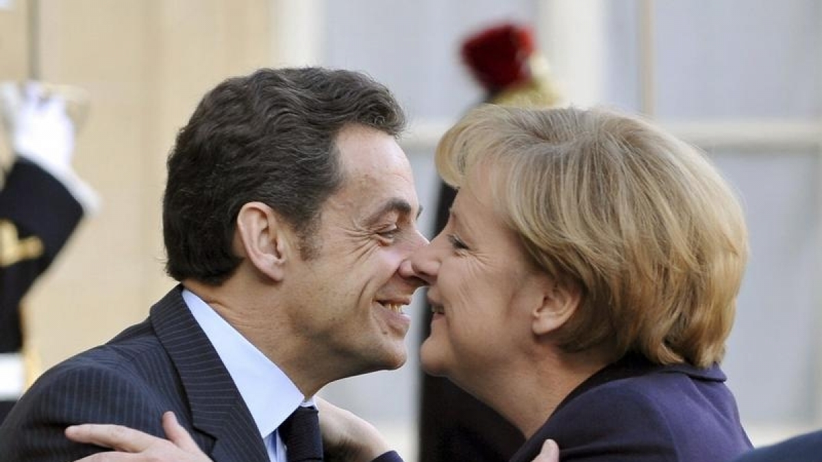 Bisou, bisou: Merkel und Sarkozy beim Begrüßungs-Busserl in Paris. (Foto)