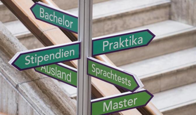 Die Abschlussphase im Studium kann ganz schön stressig sein. Wer nun keine Zeit mehr hat zu jobben, kann die oft zinsfreien Abschlussdarlehen vom Studentenwerk nutzen.