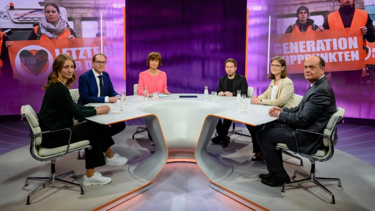 Klimaaktivistin Carla Rochel (l.) der Letzten Generation zu Gast bei "maybrit illner" im ZDF. (Foto)