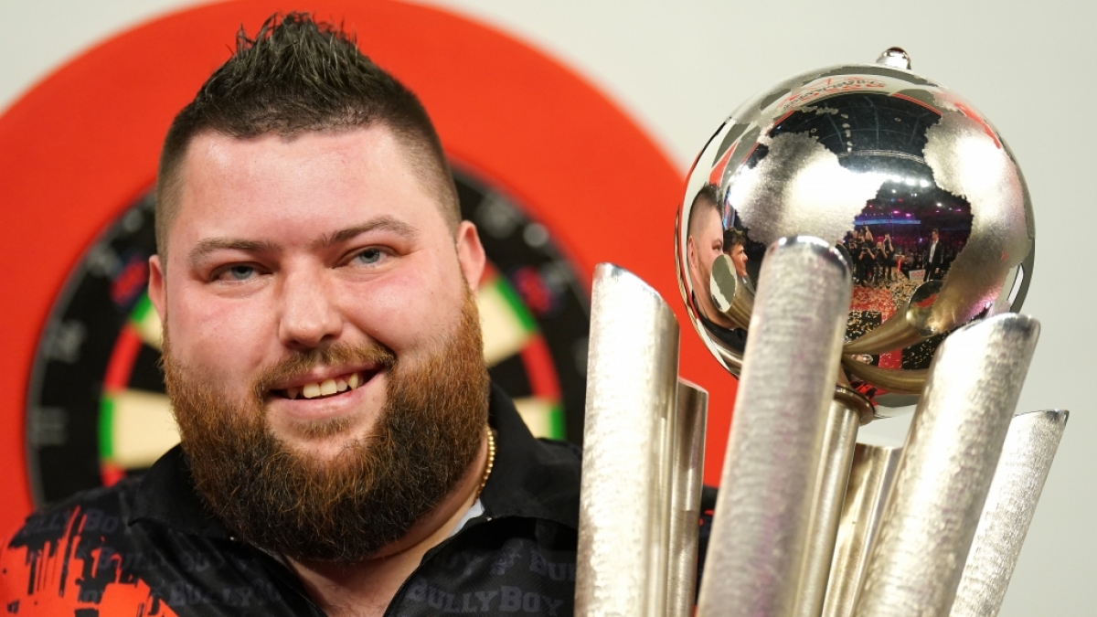 Da ist das Ding! Der frischgebackene Darts-Weltmeister 2023 Michael Smith mit der Sid-Waddell-Trophy. (Foto)