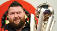Da ist das Ding! Der frischgebackene Darts-Weltmeister 2023 Michael Smith mit der Sid-Waddell-Trophy.