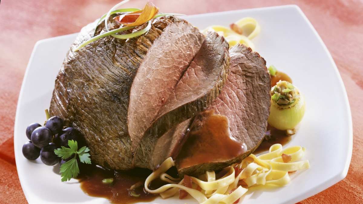 Das Weihnachtsessen mit einem Rinderbraten nach Burgunder Art entspannt genie&szlig;en. (Foto)