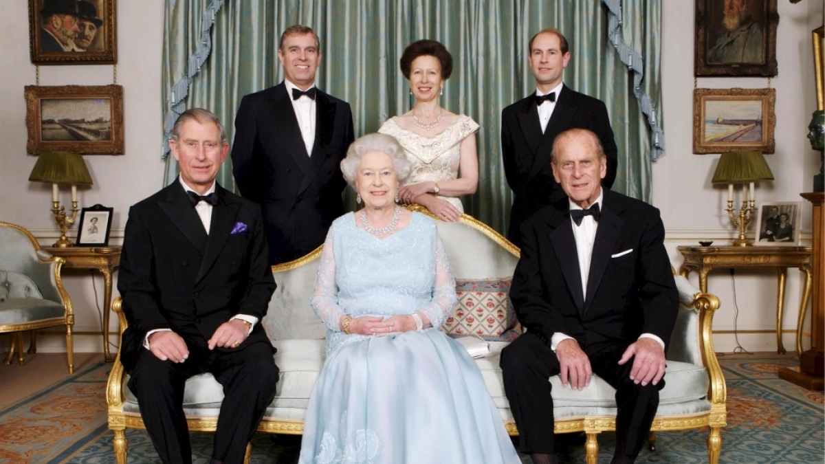 Die britischen Royals auf einem harmonischen Familienportrait - doch zwischen den Kindern von Queen Elizabeth II. und Prinz Philip soll die Idylle getr&uuml;bt sein. (Foto)