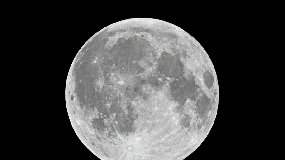 Im Januar erstrahlt der Vollmond als Eismond am Himmel. (Foto)