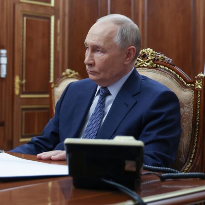Riesiges Feuer erhellt Nachthimmel - Putins Ölraffinerie erneut in Flammen