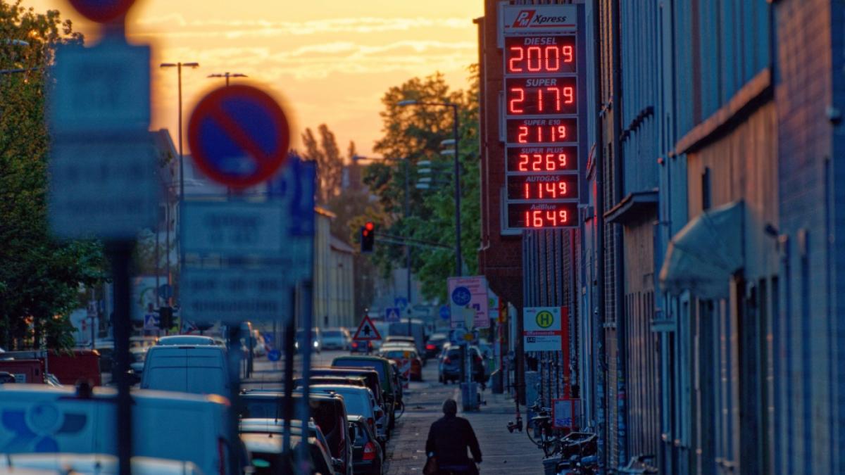 Die Spritpreise sollen durch den "Tankrabatt" wieder sinken. (Foto)