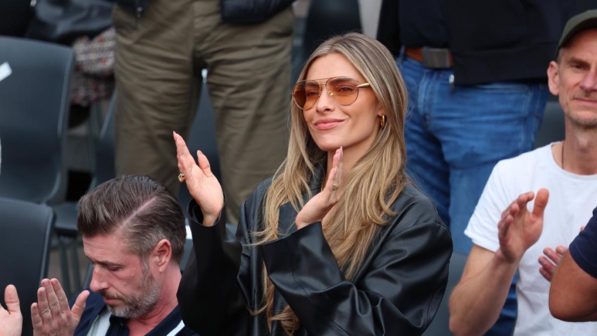 Ungewohnt hochgeschlossen: Sophia Thomalla am Rande einer Tennis-Veranstaltung. (Foto)