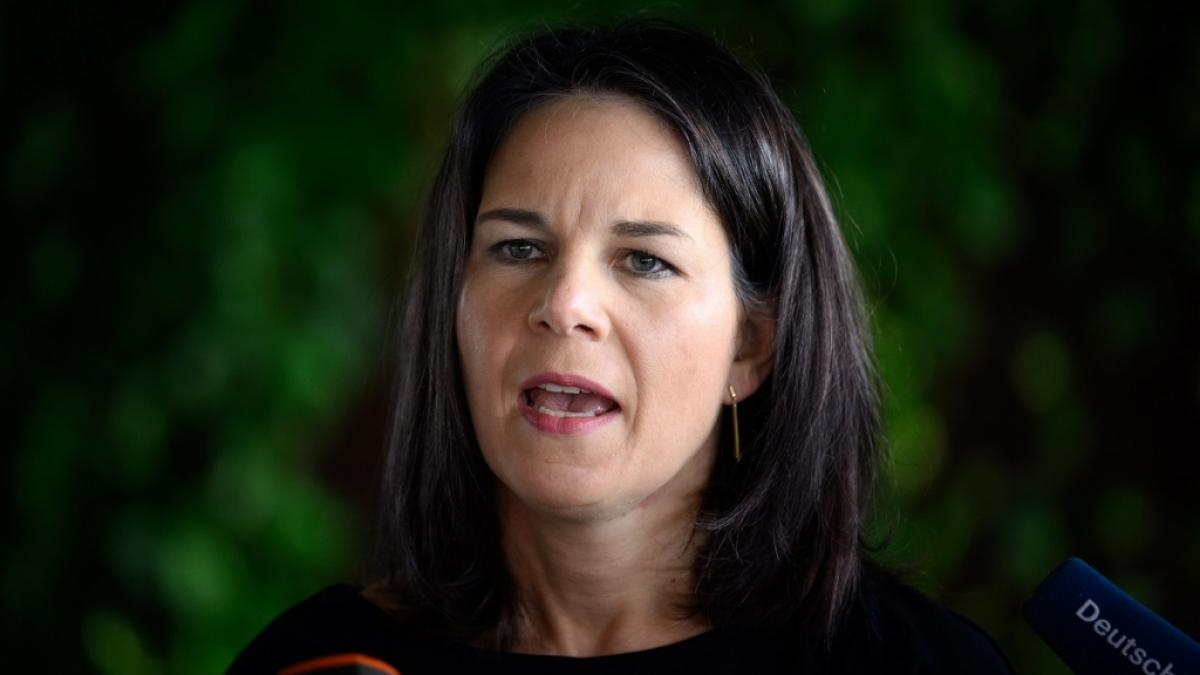 Bundesau&szlig;enministerin Annalena Baerbock im Gespr&auml;ch mit Medienvertretern. (Foto)