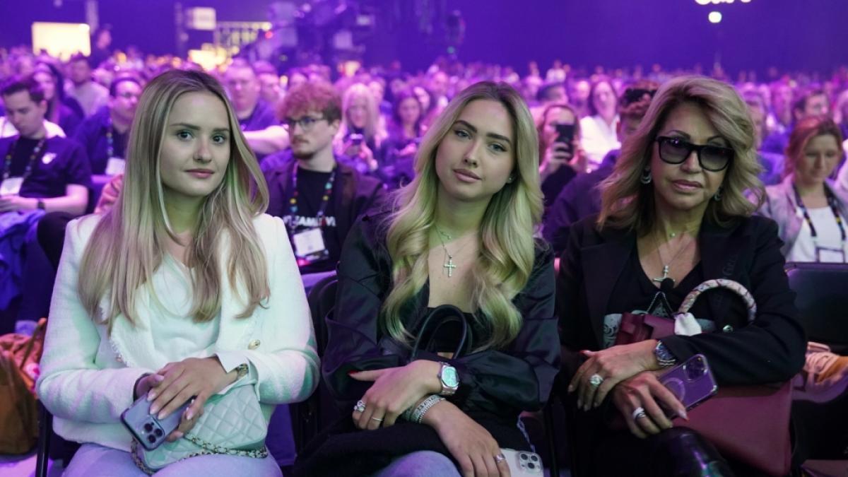 Davina Geiss, hier neben Schwester Shania und Mutter Carmen (v.l.), &uuml;berzeugt Fans mit ihrem Bikini-Body. (Foto)