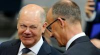 Ex-Kanzler Olaf Scholz (l.) kann sich über einen Umfrage-Erfolg gegen seinen Amtsnachfolger Friedrich Merz (r.) freuen.