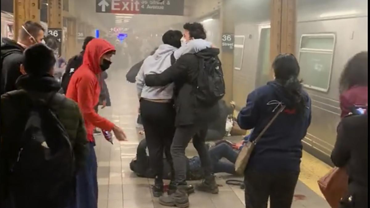 Menschen helfen weiteren verletzten Personen an einer U-Bahn-Station im New Yorker Stadtteil Brooklyn. Bei Sch&uuml;ssen in einer New Yorker U-Bahn-Station sind mehrere Menschen verletzt worden. (Foto)
