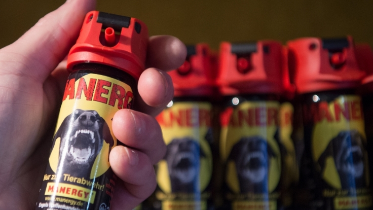 Ansturm auf Selbstverteidigungsmittel: Vor allem das frei verkäufliche Pfefferspray steht derzeit hoch im Kurs.