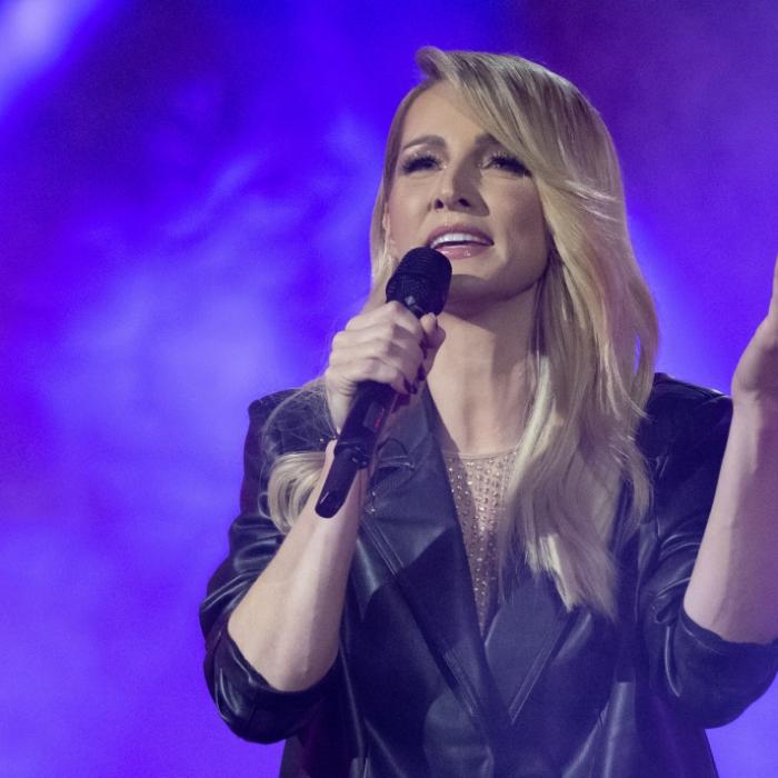 Als Alpen-Barbie heizt der Schlagerstar seinen Fans ein