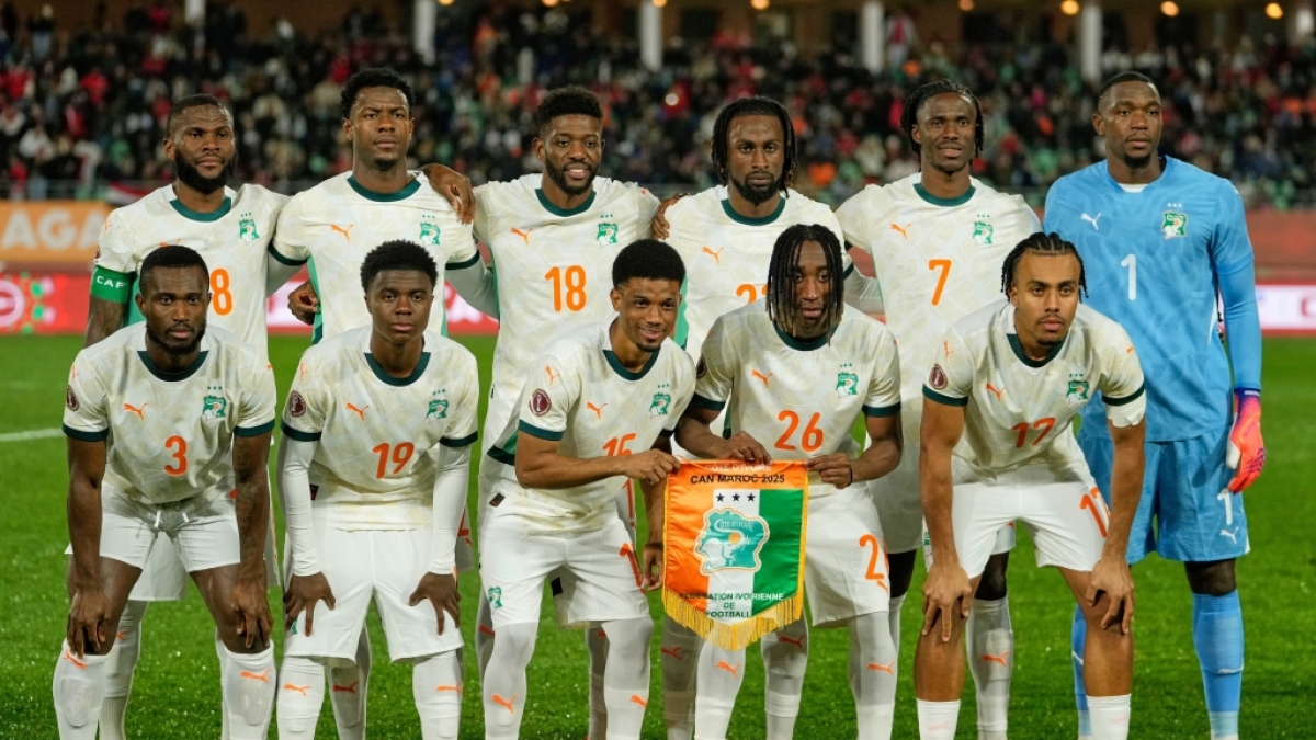 Die Spieler der Elfenbeink&uuml;ste stellen sich vor dem Viertelfinalspiel des Afrika-Cups zwischen &Auml;gypten und der Elfenbeink&uuml;ste in Agadir f&uuml;r ein Mannschaftsfoto auf. Die Elfenbeink&uuml;ste nimmt an der Fu&szlig;ball-WM 2026 teil, am 10.01.2026. (Symbolbild) (Foto)