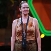 Da konnten auch die Federn nichts mehr bedecken: Trotz einer schleimigen Dusche inklusive Vogel-Federn, standen Julia Biedermanns Nippel wie eine Eins.