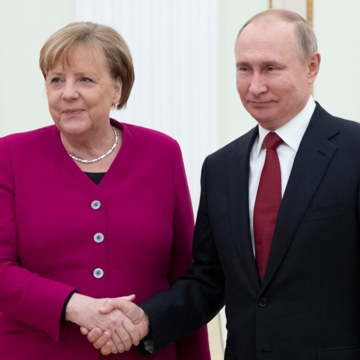 Bittere Abrechnung mit der Ex-Kanzlerin! Hat ihre Russland-Politik versagt?
