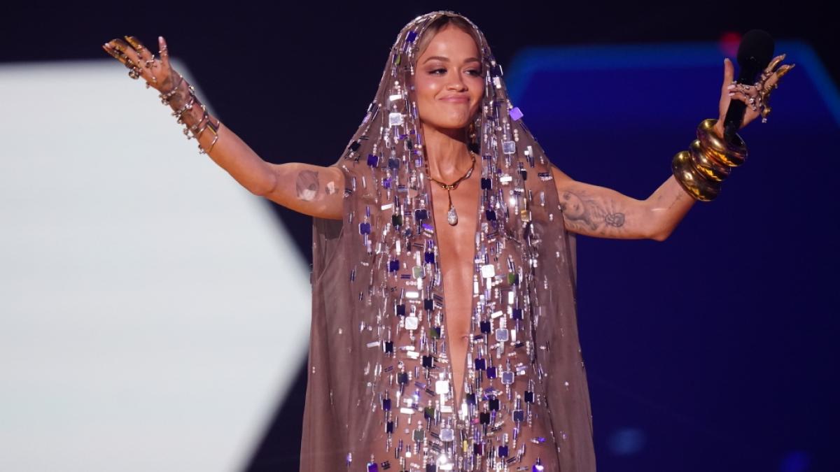 Bei den MTV Europa Music Awards 2024 in Manchester zeigte sich Rita Ora in einem "glitzernden Vorhang", der ihren Traumkörper kaum verdeckte. (Foto)