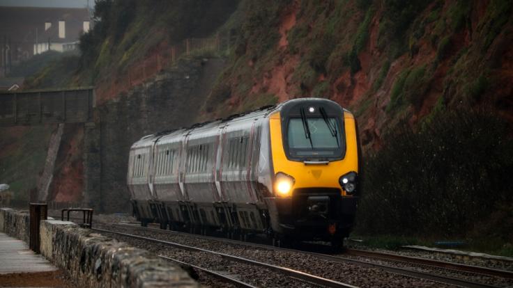 Die Zugstrecke in Dawlish liegt direkt am Meer.