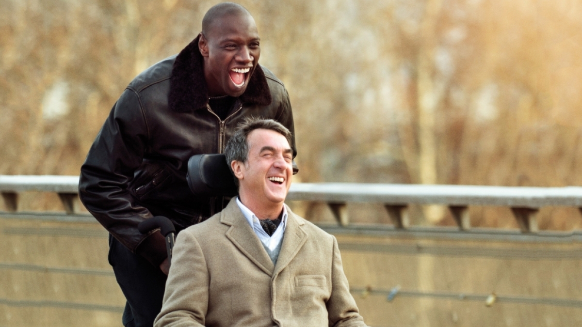 Philippe (Fran&ccedil;ois Cluzet) genie&szlig;t die unkomplizierte Art seines neuen Pflegers Driss (Omar Sy, li.). (Foto)