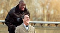 Philippe (François Cluzet) genießt die unkomplizierte Art seines neuen Pflegers Driss (Omar Sy, li.).