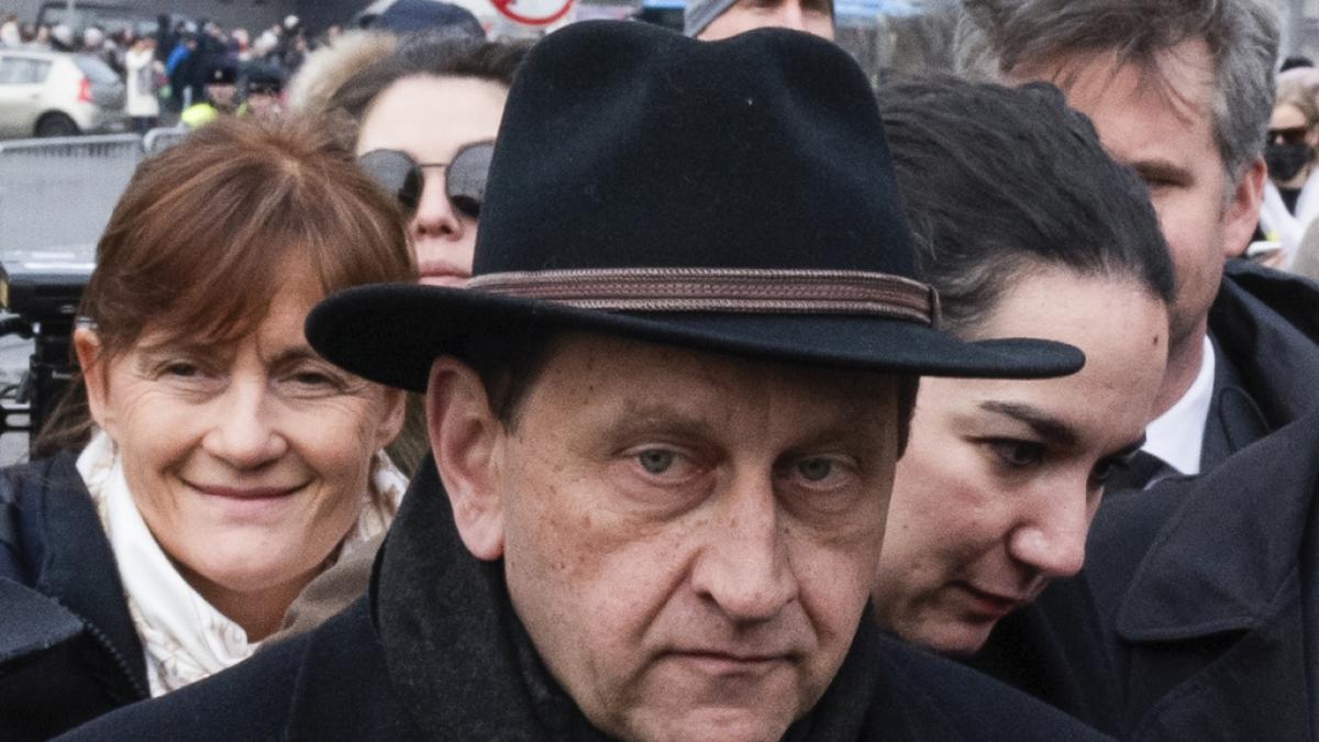Russische Propagandisten bedr&auml;ngten den deutschen Botschafter, Alexander Graf Lambsdorff, mit einer Kriegsl&uuml;ge. (Foto)