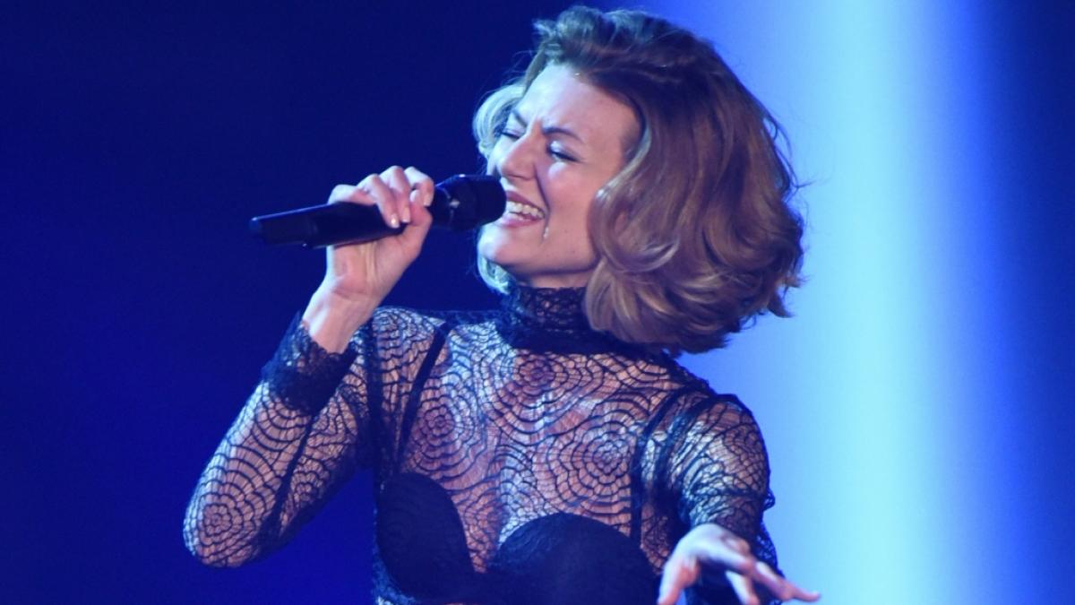 Ella Endlich singt auf der B&uuml;hne. (Foto)