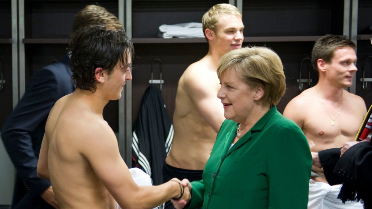 Oben ohne vor dem Staatsoberhaupt: Angela Merkel gratuliert Mesut &Ouml;zil nach einem Sieg in der Kabine. (Foto)