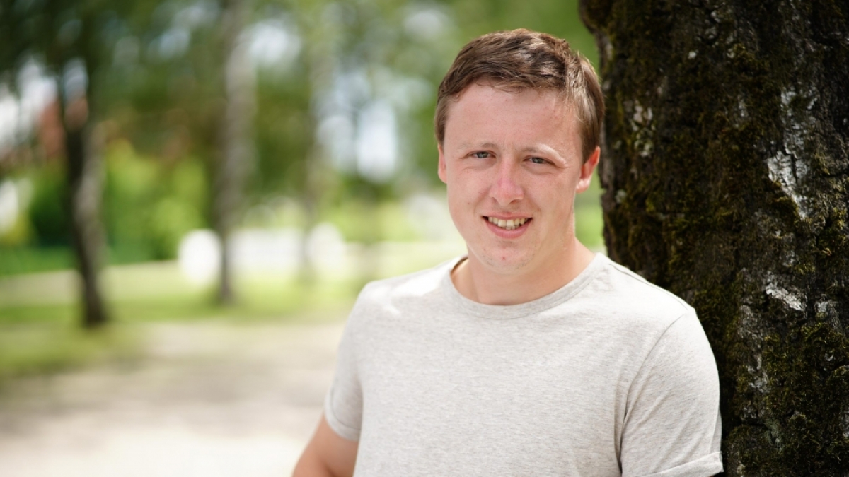 Schafhalter Dirk aus Schleswig-Holstein ist der Skandal-Kandidat der aktuellen "Bauer sucht Frau"-Staffel. (Foto)