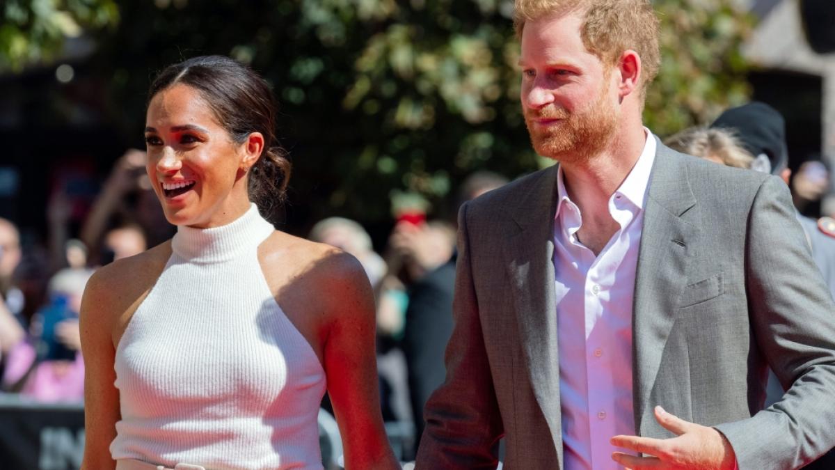 Mit nackten Schultern h&auml;tte Meghan Markle als Vollzeit-Royal alle Mode-Regeln des Palastes gebrochen - inzwischen pfeift Prinz Harrys Frau auf die h&ouml;fische Etikette. (Foto)