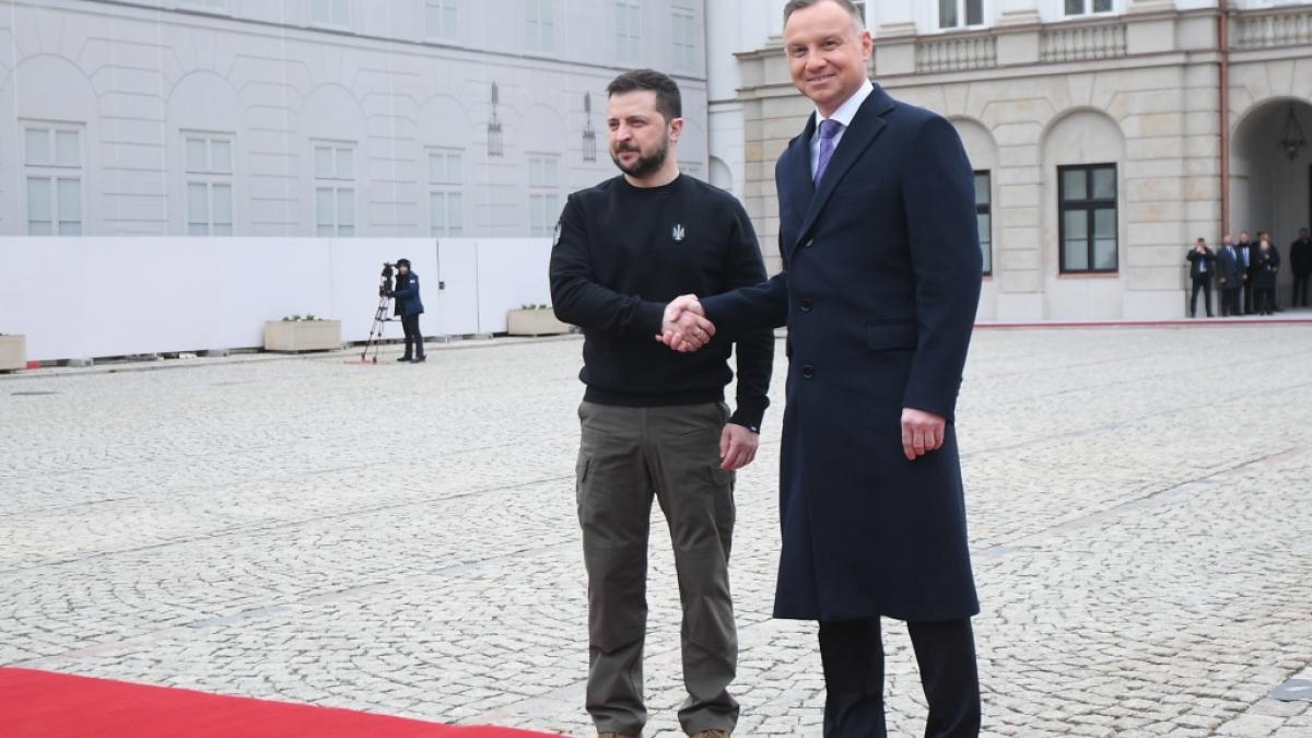 Andrzej Duda (r), Pr&auml;sident von Polen, und Wolodymyr Selenskyj, Pr&auml;sident der Ukraine, reichen sich am Pr&auml;sidentenpalast die H&auml;nde. (Foto)