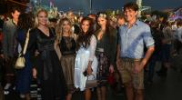 Sarah Engels (Mitte) - hier neben Larissa Marolt, Cathy Hummels, Carina Zavline und Matze Knop - sorgte bei ihrem Wiesn-Outfit 2023 für tiefe Einblicke.