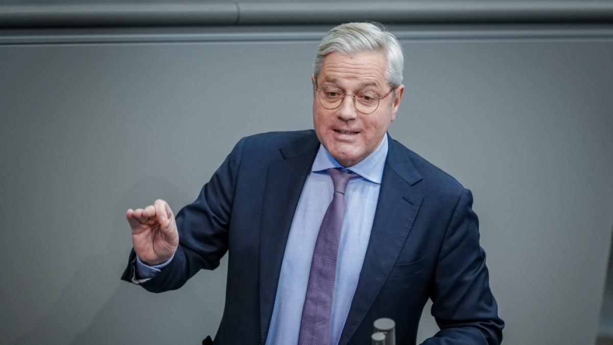 CDU-Au&szlig;enpolitiker Norbert R&ouml;ttgen spricht f&uuml;r den Einsatz westlicher Waffen gegen Ziele in Russland aus. Auch Bundeskanzler Olaf Scholz habe seine Position dazu klar korrigiert, behauptete er bei "maischberger". (Foto)