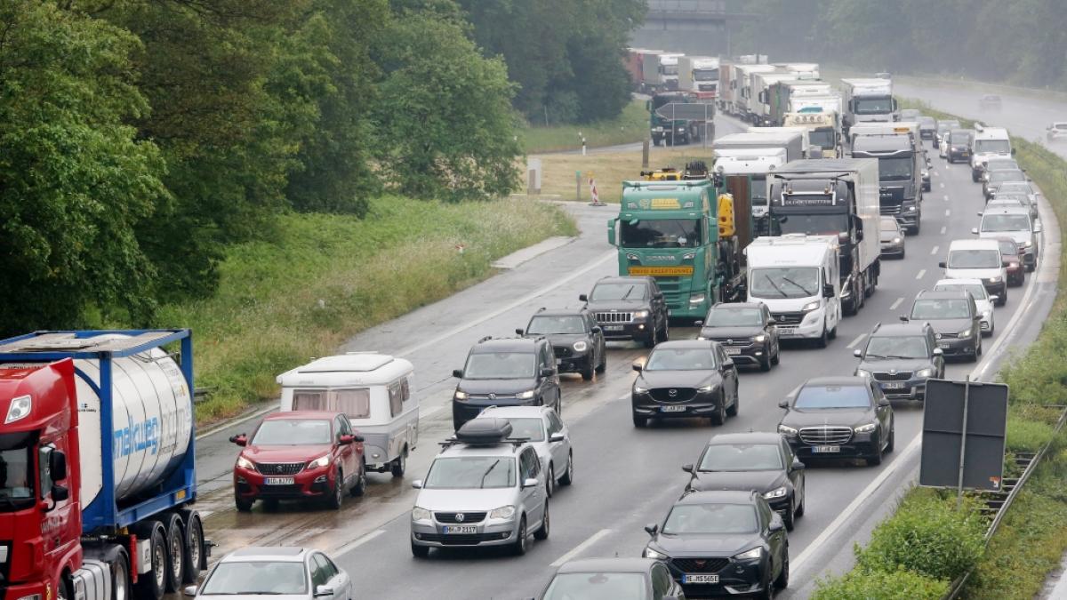 Ab dem 7. Juni kann es auf den Autobahnen voll werden. (Symbolfoto) (Foto)