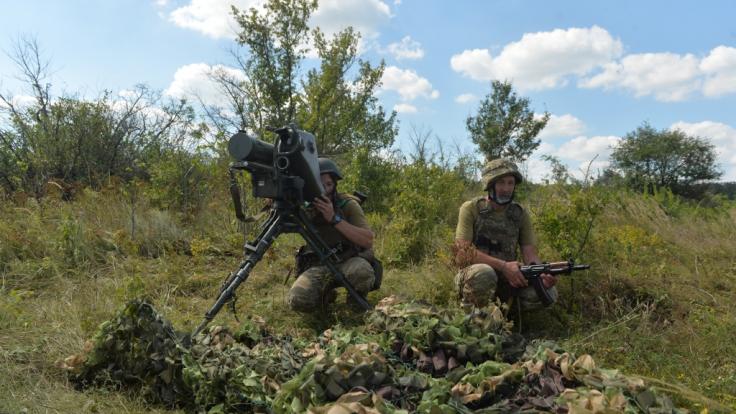 Ukrainische Soldaten (hier bei einer militärischen Ausbildung) setzen im Krieg auch selbst zusammengebastelte Killer-Drohnen ein.