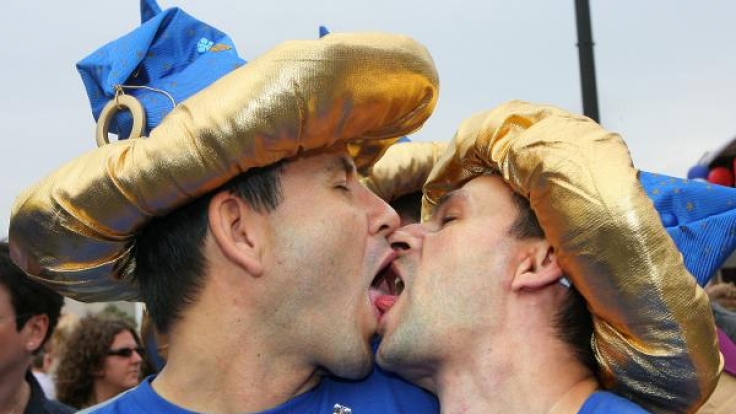 Auch wenn in Deutschland, wie hier in Rostock, der Christopher Street Day gefeiert wird, ist die Tolerenz gegenüber Homosexuellen selbst in Großstädten nicht so groß wie die Politik oft behauptet.