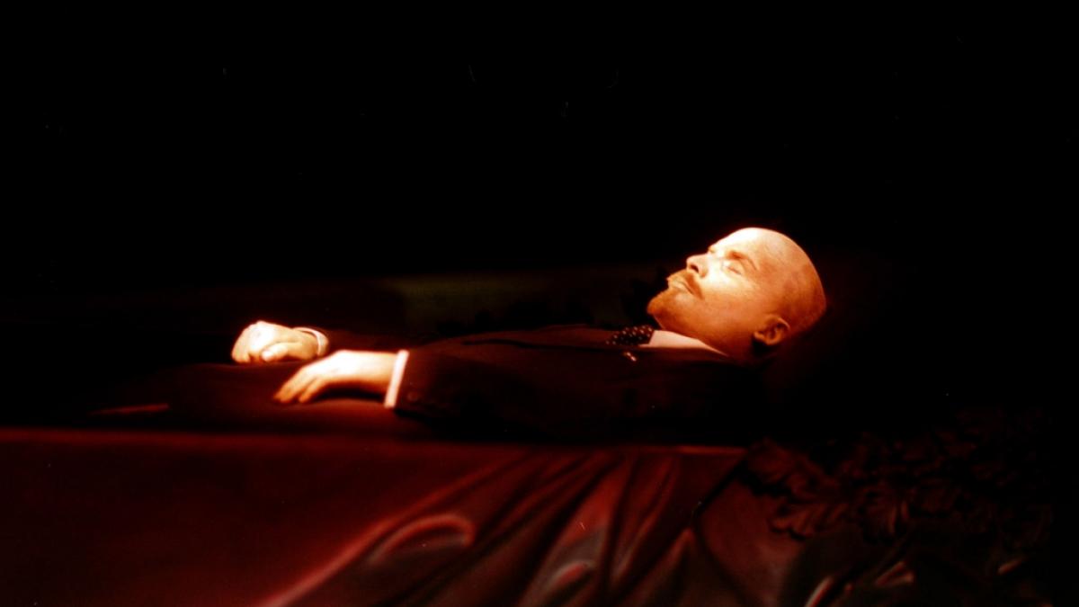 Der einbalsamierte Leichnam des sowjetischen Staatsgr&uuml;nders Wladimir Iljitsch Lenin liegt im Lenin-Mausoleum am Roten Platz in Moskau. (Foto)