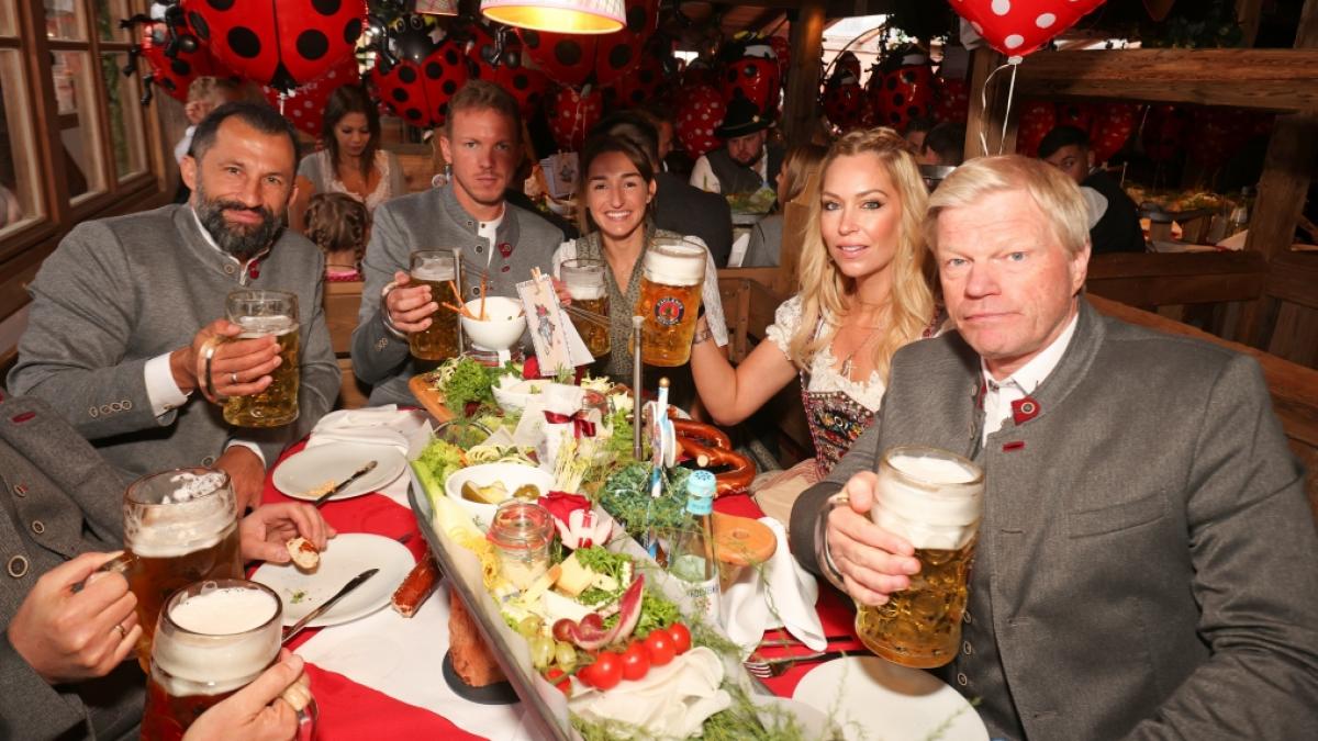 Sportdirektor Hasan Salihamidzic, Julian Nagelsmann und Freundin Lena Wurzenberg sowue Svenja und Oliver Kahn (v.l.) auf dem M&uuml;nchener Oktoberfest. (Foto)