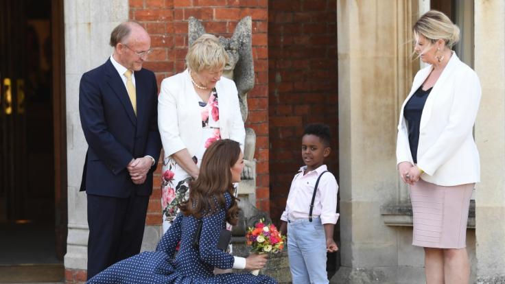 Herzogin Catherine von Cambridge begeistert bei ihrem Besuch von Bletchley Park mit einem Marilyn-Moment.