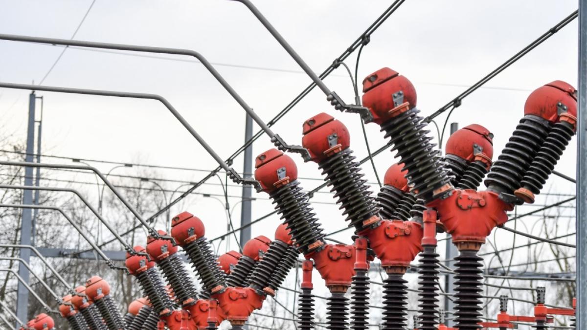 Die Stromnetzbetreiber sorgen durch regelm&auml;&szlig;ige &Uuml;berpr&uuml;fungen die technische Sicherheit des Stromnetzes. (Foto)