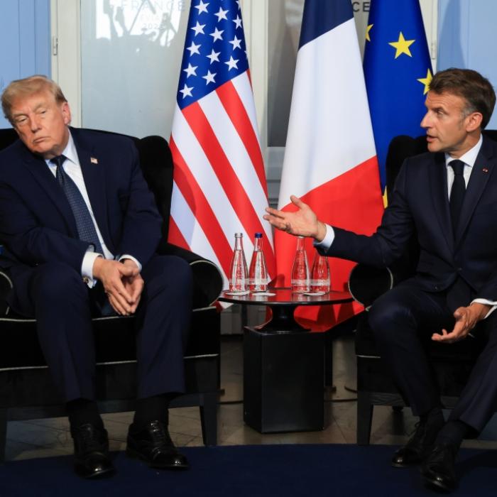Heiser, müde, gelangweilt? US-Präsident irritiert bei Treffen mit Macron