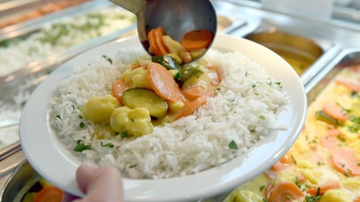 Reis enthält in seinen Randschichten Spuren von Arsen. Deshalb sollte man ihn nicht täglich essen.