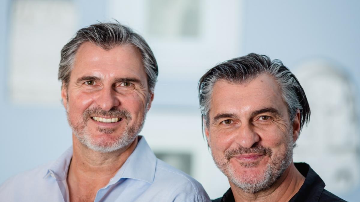 Uli Roth (links) mit seinem Zwillingsbruder Michael.&nbsp; (Foto)